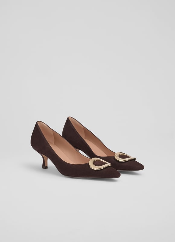 Embrace sophistication with the Uma closed courts in a rich chocolate hue. These pointed court heels, crafted from luxurious suede with a leather lining, feature a sleek stiletto silhouette and textured finish. Perfect for elevating your smart-casual wardrobe, they pair effortlessly with tailored trousers or an elegant dress. Made in Spain.