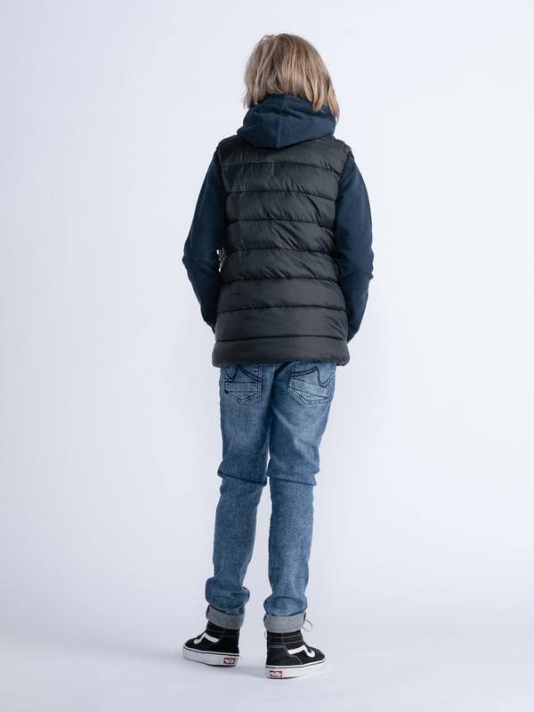 Ce gilet de corps confortable est doté d'un zip, de poches latérales et d'un logo Petrol sur la poitrine.Doudoune sans manchesZipPoche de poitrineLogo PetrolPoches latérales100% polyamideRembourrage : 100% polyester recycléLe mannequin mesure 149 cm et porte la taille 152.