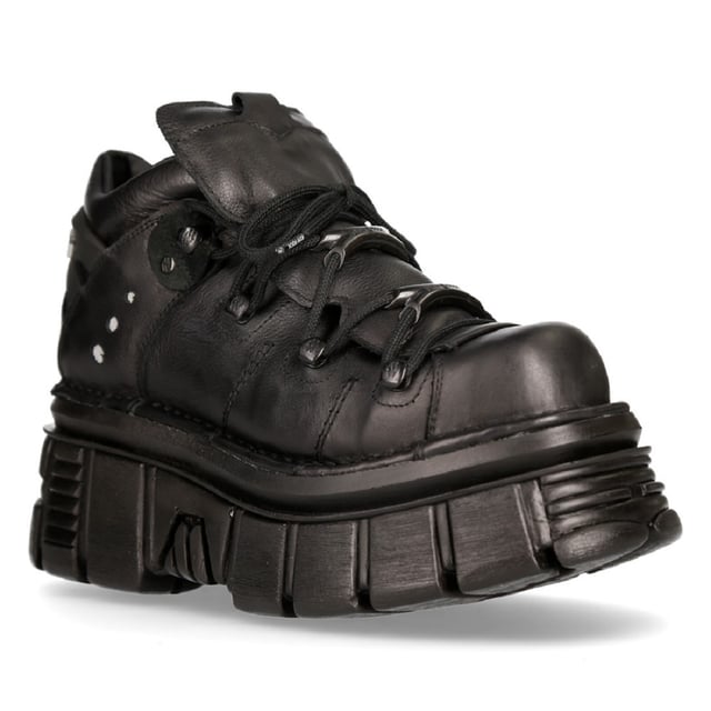 Este estilo de botines de piel se ha convertido en sinónimo del nombre New Rock y de toda la calidad y el estilo por los que New Rock es aclamado internacionalmente. Este zapato se mantiene minimalista para una apariencia limpia y sencilla, con adornos metálicos sutiles en los cordones. Esta calidad minimalista se acentúa con la silueta atrevida de estos zapatos, que se han elevado a una altura de tacón de 8 cm y una altura de plataforma de 3 cm, creando una estética única y destacada. Con características adicionales que incluyen un forro interior de cuero suave, New Rock se ha asegurado de que este zapato mantenga una calidad elegante en el exterior y la máxima comodidad en el interior. • Altura del tacón: 8 cm• Altura de la plataforma: 3 cm• Altura de la caña: 10 cm• Cordones negros con adornos metálicos• Material exterior: piel de vacuno