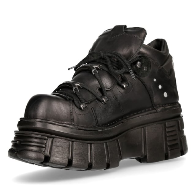 Este estilo de botines de piel se ha convertido en sinónimo del nombre New Rock y de toda la calidad y el estilo por los que New Rock es aclamado internacionalmente. Este zapato se mantiene minimalista para una apariencia limpia y sencilla, con adornos metálicos sutiles en los cordones. Esta calidad minimalista se acentúa con la silueta atrevida de estos zapatos, que se han elevado a una altura de tacón de 8 cm y una altura de plataforma de 3 cm, creando una estética única y destacada. Con características adicionales que incluyen un forro interior de cuero suave, New Rock se ha asegurado de que este zapato mantenga una calidad elegante en el exterior y la máxima comodidad en el interior. • Altura del tacón: 8 cm• Altura de la plataforma: 3 cm• Altura de la caña: 10 cm• Cordones negros con adornos metálicos• Material exterior: piel de vacuno