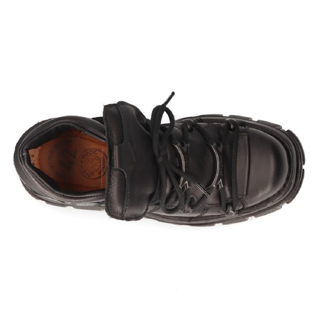 Este estilo de botines de piel se ha convertido en sinónimo del nombre New Rock y de toda la calidad y el estilo por los que New Rock es aclamado internacionalmente. Este zapato se mantiene minimalista para una apariencia limpia y sencilla, con adornos metálicos sutiles en los cordones. Esta calidad minimalista se acentúa con la silueta atrevida de estos zapatos, que se han elevado a una altura de tacón de 8 cm y una altura de plataforma de 3 cm, creando una estética única y destacada. Con características adicionales que incluyen un forro interior de cuero suave, New Rock se ha asegurado de que este zapato mantenga una calidad elegante en el exterior y la máxima comodidad en el interior. • Altura del tacón: 8 cm• Altura de la plataforma: 3 cm• Altura de la caña: 10 cm• Cordones negros con adornos metálicos• Material exterior: piel de vacuno