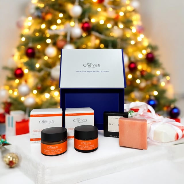 El kit contiene: SkinChemists nº 80 Barra Limpiadora Facial de Rosas 100g, 2 SkinChemists Vitamina C Crema de Noche Aclarante de Naranja 50ml. Presentamos el Set de Regalo Navideño SkinChemists Vitamin C Night Anti-Ageing, una lujosa colección diseñada para rejuvenecer tu piel mientras duermes. Con potentes ingredientes como el fosfato de ascorbilo sódico y el polvo de flor de rosa centifolia, este set de regalo ayuda a combatir los signos del envejecimiento y proporciona un cutis radiante. Ideal para las fiestas navideñas, es un regalo perfecto para cualquiera que desee mejorar su rutina de cuidado de la piel y lucir una piel joven y radiante.

Este set de regalo no sólo nutre la piel, sino que también proporciona una hidratación esencial con ingredientes como la glicerina y el triglicérido caprílico/cáprico. La mezcla calmante de extractos naturales y vitaminas actúa durante toda la noche para mejorar la textura y el tono de la piel, por lo que es un complemento perfecto para tu lista de regalos navideños. Mima a tus seres queridos (o a ti mismo) con el Set de Regalo Navideño Vitamin C Night Anti-Ageing de skinChemists y deja que se despierten con una piel revitalizada.
