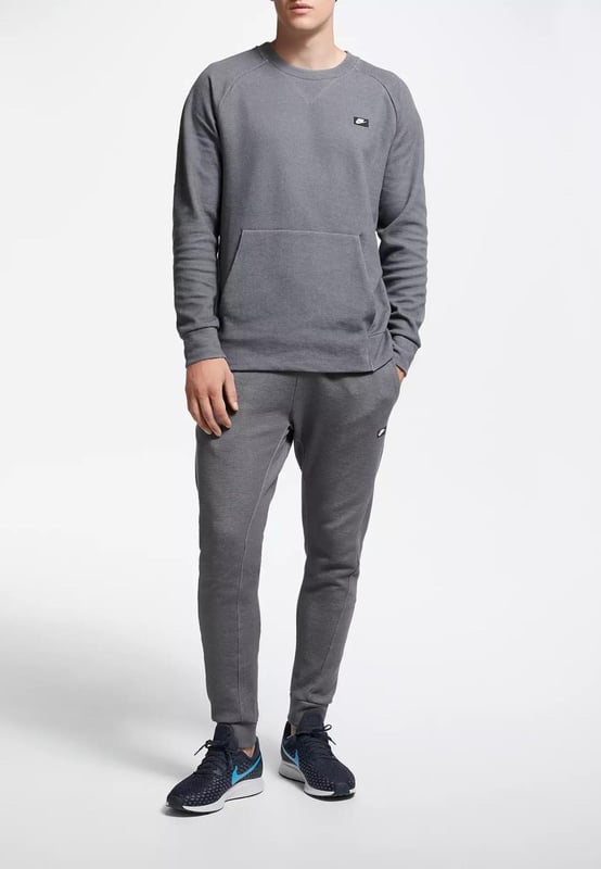 Der Nike Sportswear Optic Herren Fleece Crewneck Trainingsanzug hat einen hohen Baumwollanteil, ist sehr weich und angenehm zu tragen, schränkt die Bewegung nicht ein und speichert die Wärme perfekt. - - .   Raglan ist aus Polyester, die Verschleißfestigkeit, Pflegeleichtigkeit, Elastizität und Haltbarkeit bietet. - - .   Das Modell wird nicht nur bei Sportlern gefragt sein, sondern auch bei denen, die diesen Kleidungsstil einfach für jeden Tag mögen. - - .   Die Baumwolle im Produkt fühlt sich angenehm an, "atmet" gut, gibt ein Gefühl von Natürlichkeit und Komfort, und die Kängurutasche wärmt Ihre Hände bei kaltem Wetter. - - .