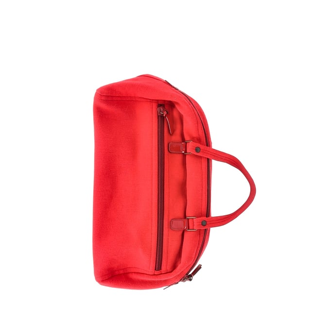 VINTAGE, NP WIE NEU  
Fügen Sie Ihrer Accessoire-Kollektion mit der Miu Miu Bowler-Handtasche mit Fronttaschen aus roter Wolle einen Hauch von Farbe und Eleganz hinzu. Diese auffällige Handtasche vereint Praktikabilität mit hochwertigem Design und bietet eine strukturierte Bowlerform, die perfekt für den Alltag und besondere Anlässe geeignet ist. Hergestellt aus luxuriöser Wolle, wird der kräftige rote Farbton zum Blickfang, während die Fronttaschen sowohl Stil als auch Funktionalität bieten – sie ermöglichen einen schnellen Zugriff auf Ihre Essentials und wahren gleichzeitig die elegante Silhouette der Tasche. Die raffinierten oberen Griffe und der abnehmbare Schulterriemen bieten vielseitige Trageoptionen, was sie ebenso komfortabel wie schick macht. Egal, ob Sie zu einem Mittagstermin oder einem Abend ausgehen, diese Miu Miu Tasche verleiht jedem Outfit eine Portion Raffinesse.  

Miu Miu Bowler-Handtasche mit Fronttaschen aus roter Wolle  

Zustand: Sehr gut  
Gebrauchsspuren: Kein Verkaufsetikett, leichte Gebrauchsspuren.  
Verpackung: Keine  
Farbe: Rot  
Material: Wolle  
Größe: One Size  
Maße: Breite: 160; Höhe: 220; Länge: 400; Griffhöhe: 130; Riemenlänge: 0  
SKU: NAPPUGBBA407646W