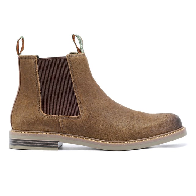 Der Farsley Chelsea Boot hat ein Obermaterial aus Wildleder und eine Zugschlaufe mit dem Barbour-Logo. Die Gummisohle mit Holzpaneel-Details ist mit einer robusten, zementierten Konstruktion an das Obermaterial geklebt und sorgt für maximale Haltbarkeit und Komfort.