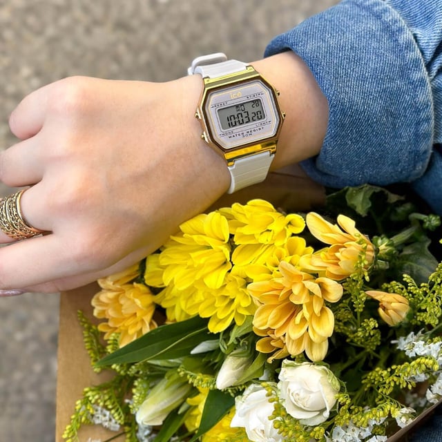 This Ice Watch Ice Digit Retro - Wind Digital Watch for Women is the perfect timepiece to wear or to gift. It's Gold  Square case combined with the comfortable Grey Silicone watch band will ensure you enjoy this stunning timepiece without any compromise. Operated by a high quality Quartz movement and water resistant to 3 bars, your watch will keep ticking. Opt for the nude trend and succumb to the beauty of the ICE digit retro - Wind. This Digital watch has a calendar function: Day-Date , Stop Watch , Dual Time , Alarm and Light High quality 19 cm length and 17 mm width Grey Silicone strap with a Buckle Case measurement: 34 X 34 mm,case thickness: 8 mm, case colour: Gold and dial colour: Grey