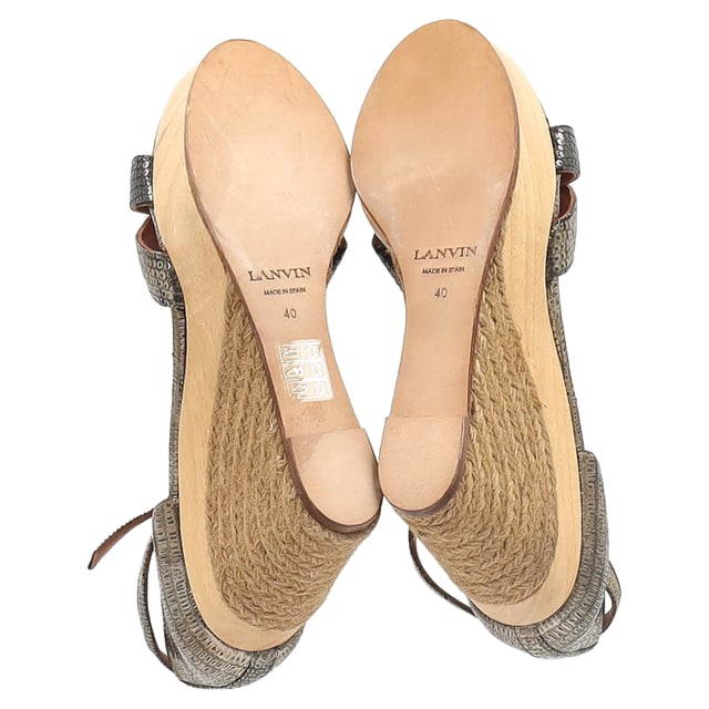 VINTAGE, RRP AS NEW
Step into luxury and modern elegance with the Lanvin Snake-Embossed Espadrille Slingback Wedge Sandals in Silver Leather. Crafted from premium silver leather, these sandals feature a striking snake-embossed texture that adds depth and sophistication to their design. The slingback strap ensures a secure and comfortable fit, while the espadrille wedge heel combines timeless style with a contemporary edge. The metallic silver finish elevates any look, making them the perfect statement piece for both daytime and evening wear. Whether paired with dresses, skirts, or cropped trousers, these sandals add a touch of glamour and edge to your summer wardrobe.

 Lanvin Snake-Embossed Espadrille Slingback Wedge Sandals in Silver Leather

Condition: Excellent
Signs of wear: No visible sign of wear. No Mark at insole.,  Very light mark at soles.
Packaging: Dust bag
Color: Silver
Material: Leather | leather
Size: FR | 40/UK7/US8/IT39
Measurements: Heel height: 110; Insole length: 240
SKU: NAPPUGBSH424966W