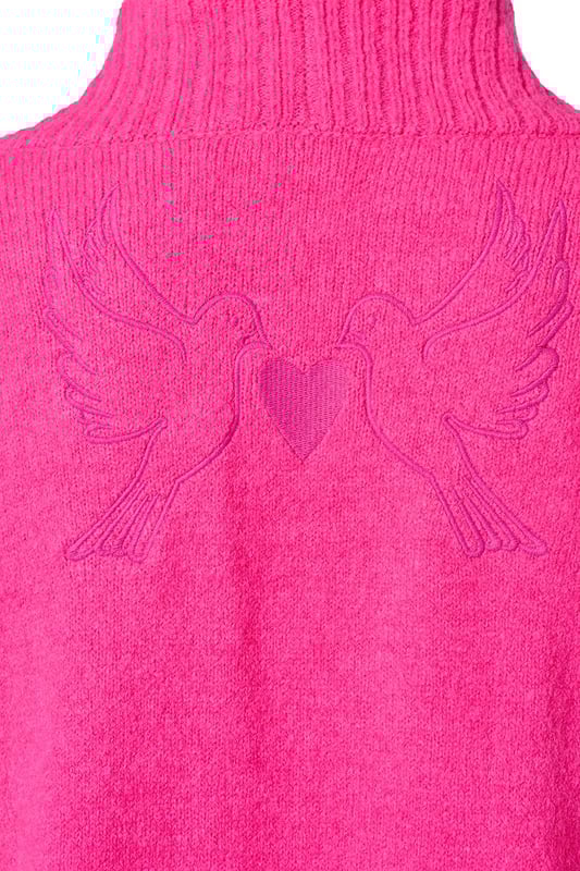Der Burnaby-Cardigan in einem auffälligen Rosaton ist perfekt für einen eleganten und bequemen Look. Dieser Cardigan verfügt über eine einzigartige Stickerei, die eine persönliche Geschichte erzählt, inspiriert von Carolines Tattoo. Die Tauben symbolisieren ewige Liebe. Der Cardigan hat einen weichen Schalkragen aus Rippstoff, breite Rippbündchen und kurze Ärmel. Die gerade Passform, die bis zum Knie reicht, bietet sowohl Stil als auch Komfort. Dieser übergroße Cardigan besteht aus einer Mischung aus 30 % Polyester, 27 % Nylon, 25 % Acryl, 15 % Wolle und 3 % Elastan und ist leicht, weich und atmungsaktiv, sodass er für jede Jahreszeit geeignet ist. Die leuchtend rosa Farbe der Strickjacke erleichtert die Kombination mit anderen Kleidungsstücken. Für einen femininen Look können Sie die Strickjacke mit der weißen Winslow-Bluse tragen. Der Burnaby-Cardigan mit kurzen Ärmeln und offenem Tragestil lässt sich ideal über dem Brampton-Pullover für einen winterlichen Look tragen. Entdecken Sie die Vielseitigkeit und den stilvollen Charakter dieser Kombinationen.