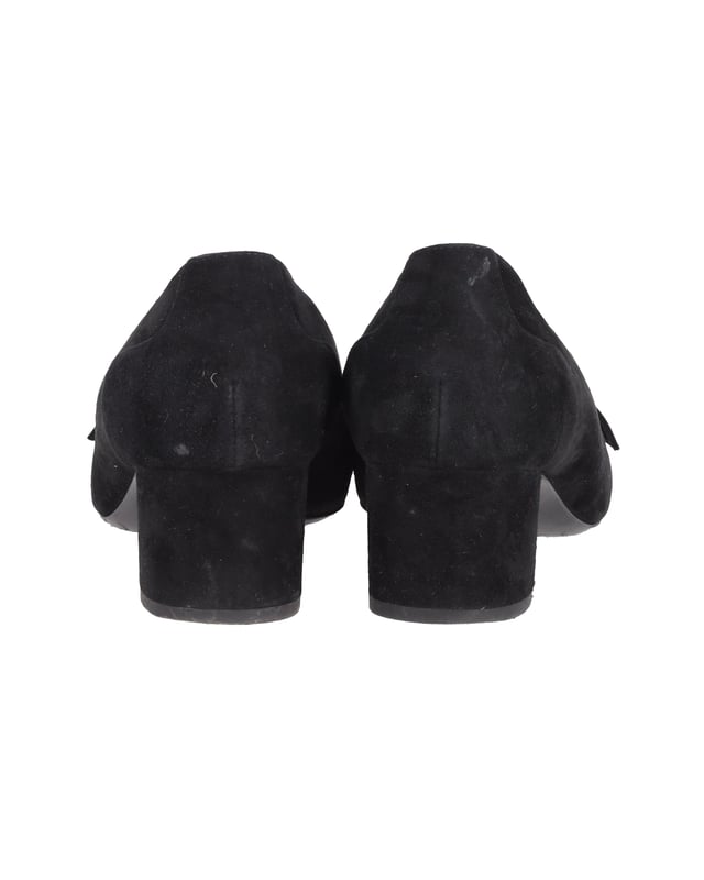VINTAGE, RRP AS NEW
This pair of Bottega Veneta pumps is the perfect choice for a night out. They're crafted from black suede and feature a buckle-toed front, square toes, and block heels. Finished with intrecciato detail, these pair make an ideal addition to your shoe collection.
Bottega Veneta Buckle-Toe 45mm Pumps in Black Suede
Condition: good
Color: black
Material: Suede
Size: EU41
Sign of wear: wear on soles and suede
SKU: 268452