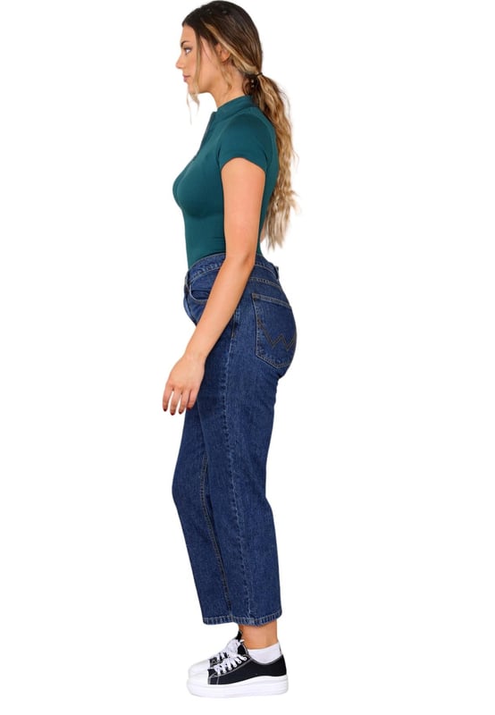 MYT dames hoge taille met een klassieke enkeljeans met rechte pijpen in normale en grote maten van UK 10 - UK 24. De binnenbeenlengte is 28 inch. MYT leren patch aan de achterkant van de taille. Deze jeans Slim Through Hip, Straight Through Leg. Knoopsluiting, ritssluiting.