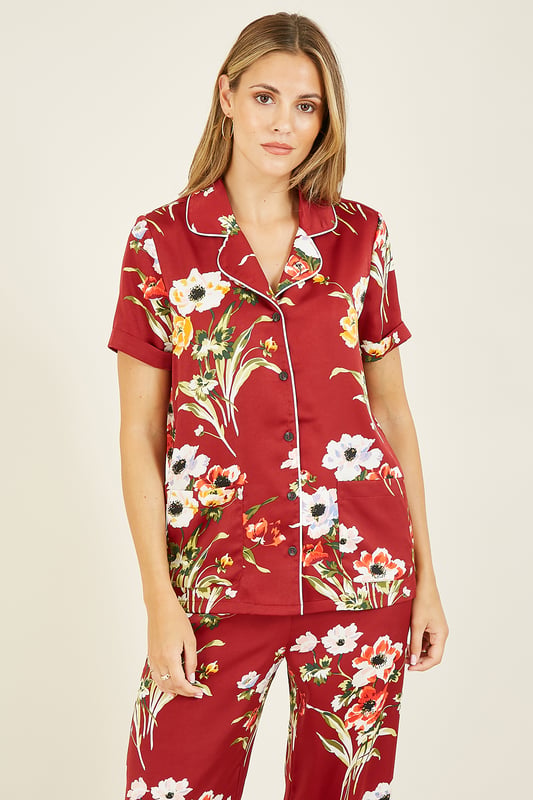 yumi-rode-satijnen-pyjama-met-bloemen-en-contrasterende-rand