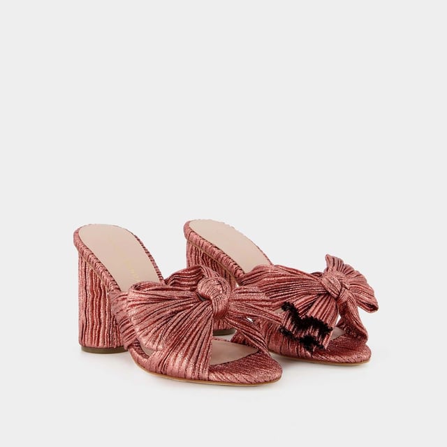 ¿Mules de terciopelo, rematados con un lazo XL en la parte delantera? ¡Verdaderos zapatos de princesa! Póntelos con unos vaqueros acampanados o un vestido largo.