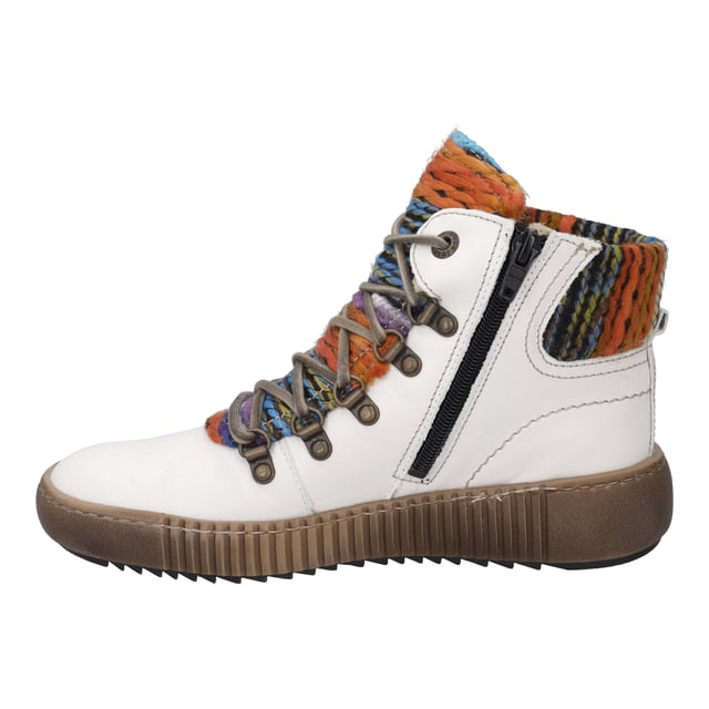 Unsere weiße Stiefelette ist das perfekte Accessoire für Dein Freizeit-Outfit im Herbst und Winter. Wir fertigen diese weiße Stiefelette aus langlebigem Nappa-Leder. Der praktische Reißverschluss dient einem festen Halt im Schuh. Für die kalten Tage ist der Schuh mit flauschigem Plüsch warm gefüttert. Die herausnehmbare Sohle kannst Du im Handumdrehen wechseln. Aufgrund der Machart AGO bietet Maren 06 eine ideale Passform. Wenn Dir die Schuhweite F zu schmal und die Weite H zu breit sind, ist dieser Schuh für Dich perfekt. Wherever you go - dieses alltagstaugliche Modell Maren 06 begleitet Dich durch dick und dünn.