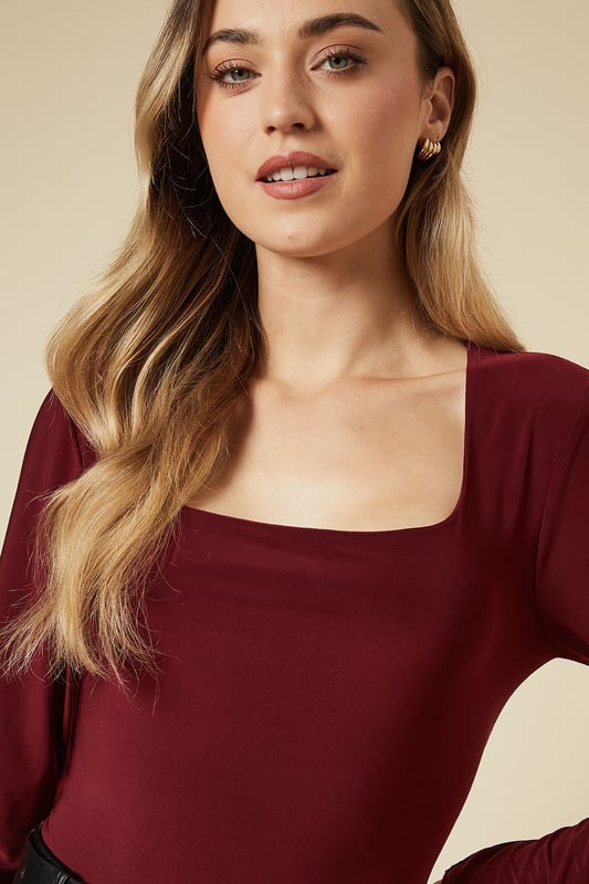 Sleek double layer design for added dimension
        Flattering square neckline
        Long sleeves for versatile styling
        Figure-hugging slinky fabric
        Ideal for various going-out occasions
    
    This Dorothy Perkins double layer slinky top is a versatile piece that effortlessly transitions from day to night. The square neckline adds a touch of sophistication, while the long sleeves offer coverage and adaptability for different settings. Perfect for the fashion-conscious woman in her 30s, this top strikes the right balance between trendy and tasteful. Style it with leather-look trousers and ankle boots for a chic evening ensemble, or pair it with high-waisted jeans and trainers for a casual brunch with friends. The slinky fabric drapes beautifully, creating a flattering silhouette that's both comfortable and stylish. Whether you're heading to a baby shower or meeting friends for drinks, this top will have you looking polished and put-together for any social occasion.