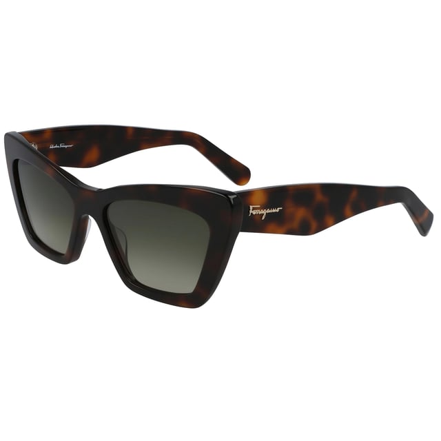 Gafa SF929S con montura de acetato.

Forma y diseño:
- Estas gafas de Salvatore Ferragamo tienen una silueta de ojo de gato.

Material de la montura:
- La montura de estas gafas está hecha de acetato, un material plástico.
- El acetato proporciona durabilidad, flexibilidad y un acabado suave a la montura.

Templos de acetato:
- Los templos también están hechos de acetato, coincidiendo con el material de la montura.
- El acetato en los templos los hace ligeros y cómodos de llevar.

Detalles de la marca:
- Grabado de la marca Salvatore Ferragamo en los templos.
- Estos elementos de diseño ayudan a identificar claramente el modelo como parte de la colección de gafas de Salvatore Ferragamo.

Gafas:
- Las lentes son de alta calidad.
- Estas lentes proporcionan una excelente protección UV y una visión nítida y clara.
 Medidas: Ancho de lente: 55 mm. Puente: 17 mm. Templos: 145 mm.
 Composición: Acetato
 Cuidado:
Utilice un paño de microfibra suave y limpio para limpiar sus gafas de sol. Este tipo de paño no rayará las lentes.
 Evite usar productos de limpieza abrasivos, detergentes, alcohol o acetona, ya que pueden dañar las lentes y los tratamientos antirreflejantes.