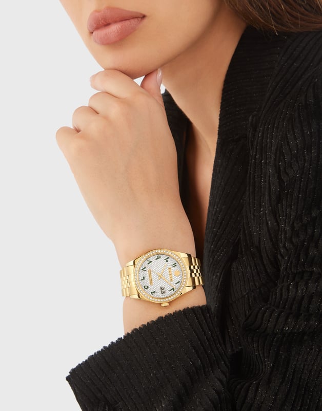 Deze Philipp Plein Date Superlative Analoge Horloge voor Dames is het perfecte tijdstuk om te dragen of cadeau te geven. De 38 mm ronde kast in goud, gecombineerd met de comfortabele gouden roestvrijstalen horlogeband, zorgt ervoor dat je volop kunt genieten van dit prachtige tijdstuk zonder enige compromissen. Aangedreven door een hoogwaardig kwartsuurwerk en waterbestendig tot 5 bar, zal je horloge blijven tikken.