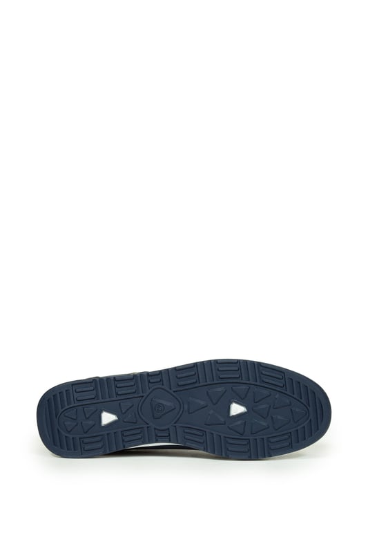 Step into comfort and style with the ‘Gaz’ trainers by Original Penguin. These classic sneakers are a blend of modern design and traditional craftsmanship, ensuring you make a statement wherever you go. The sleek exterior, accent stripes and the iconic penguin logo, offers a versatile look that pairs effortlessly with any outfit.