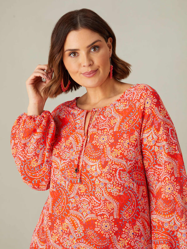 Printed all over with a pretty red paisley print, this dress is cut from a soft woven fabric that moves beautifully. It has a V-neckline with fixed tie detailing, as well as full-length raglan sleeves with elasticated cuffs. Its maxi length makes it the perfect throw-on piece, ideal for any holiday or summer look.