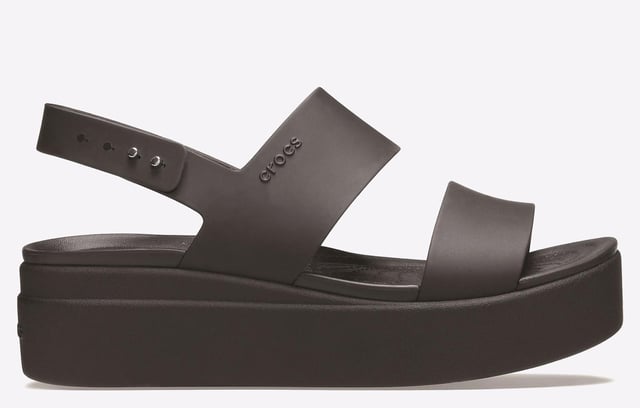 Der Brooklyn Low Wedge bietet Höhe und Komfort und ein superweiches Fußbett, das den ganzen Tag über Halt gibt.
- Elegante Zwei-Riemen-Silhouette mit Fersenriemen für absolute Sicherheit- Revolutionäres LiteRide-Schaumstoff-Fußbett für hervorragenden ganztägigen Komfort- Leichtes Croslite-Fundament minimiert Ermüdung- Weiches, flexibles Matlite-Obermaterial fühlt sich vom ersten Tag an eingefahren an