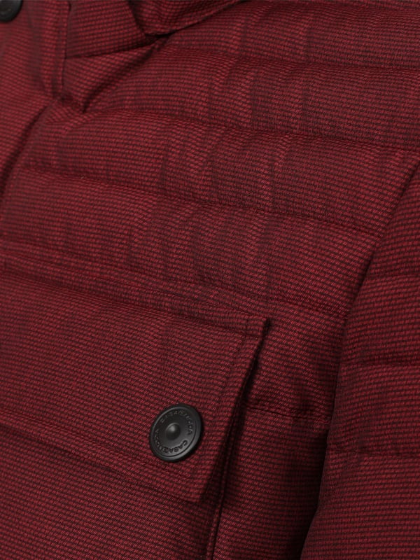 Deze gewatteerde jas van Casamoda is een robuuste en comfortabele jas voor koelere dagen. Het is gemaakt van hoogwaardige materialen en heeft een anti-allergische Sorona-vulling, die zorgt voor optimale warmte-isolatie. De jas is water- en windafstotend en beschermt je tegen weer en wind. De jas heeft een opstaande kraag en een doorlopende ritssluiting die wordt verborgen door een drukknoopsluiting. De jas heeft verschillende zakken waarin je je waardevolle spullen veilig kunt opbergen. De jas heeft steekzakken met ritsen en twee borstzakken met drukknopen. De stormmanchetten aan de mouwen zorgen voor een goede pasvorm en beschermen tegen de kou. De jas heeft een normale pasvorm, wat zorgt voor een comfortabele pasvorm. De jas heeft ook een afneembare capuchon die je kunt bevestigen of verwijderen met drukknopen. De capuchon is een praktisch detail dat je meer flexibiliteit geeft. Hij is verkrijgbaar in verschillende kleuren en maten en kan op verschillende manieren worden gecombineerd. Deze gewatteerde jas van Casamoda is een robuuste en comfortabele jas voor elke man.