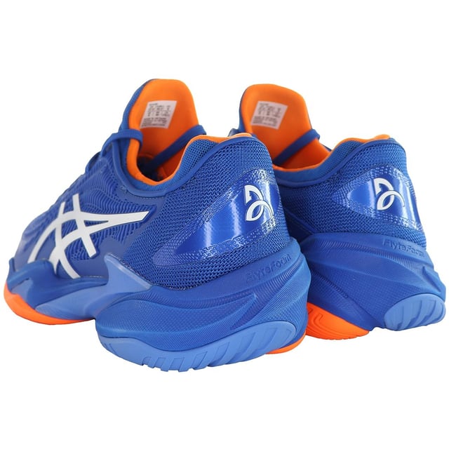 Domina la cancha de tenis con las zapatillas de tenis Asics Court FF 3 Novak para hombre en azul, una opción de calzado de alto rendimiento diseñada para la agilidad, estabilidad y comodidad durante intensos partidos de tenis.

Características clave:

Diseño específico para tenis: Las zapatillas de tenis Asics están fabricadas con características específicamente adaptadas a las necesidades de los tenistas, incluyendo soporte lateral y estabilidad para movimientos laterales rápidos.

Tecnología de amortiguación Gel: Asics es conocida por su amortiguación Gel, que proporciona una superior absorción de impactos durante movimientos de alta intensidad en la cancha.

Tecnología FlyteFoam: Busca la inclusión de la tecnología FlyteFoam de Asics en la entresuela, que ofrece una amortiguación ligera y sensible para un retorno de energía óptimo.

Suela exterior duradera: La suela está diseñada para la durabilidad y tracción en canchas de tenis, asegurando un agarre firme para movimientos ágiles y paradas rápidas.

Parte superior supportive: La parte superior está diseñada para proporcionar un ajuste seguro y de apoyo alrededor del pie, ofreciendo estabilidad durante movimientos laterales y cambios rápidos de dirección.

Protector de punta P-Guard: Algunas zapatillas de tenis Asics cuentan con un protector de punta P-Guard, que añade una capa extra de durabilidad en la parte delantera del calzado.

Marca Novak Djokovic: Dada la mención de Novak en el nombre del producto, puede haber elementos o características de marca específicos asociados con la estrella del tenis Novak Djokovic.