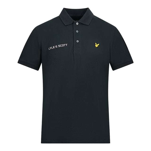 Polo de manga corta Lyle & Scott True Black. Polo negro de Lyle & Scott. Logotipo de la marca bordado en el pecho izquierdo. Polo de manga corta, color negro intenso. Cierre con botones, terminaciones de mangas elásticas, 100% algodón, "Lyle & Scott" en el pecho. Estilo: SP400VBRC 572