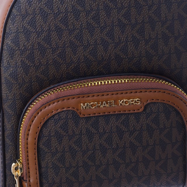 Mochila modelo Jaycee de Michael Kors.
La mochila Jaycee es un accesorio de tamaño mini que no deja indiferente a nadie. Además, resulta ideal para los días en los que quieres tener las manos libres. Este modelo de lona con nuestro exclusivo estampado incorpora un compartimento central con cremallera y un práctico bolsillo delantero con cremallera. 

Mochila con estampado con logotipo de la marca.
Apliques dorados.
Asas regulables.
Dos compartimentos.
Cierre de cremallera.
Detalles exteriores: Bolsillo delantero con cierre cremallera.
Detalles interiores: Bolsillo plano delantero y bolsillo plano trasero en el compartimento principal.
 Medidas: 23.5 cm (anch.) x 18 cm (alt.) x 6 cm (prof.)
 Composición: 89.4% PVC, 9.6% Poliéster, 1% Poliuretano
 Cuidados:
Limpiar con un paño húmedo.