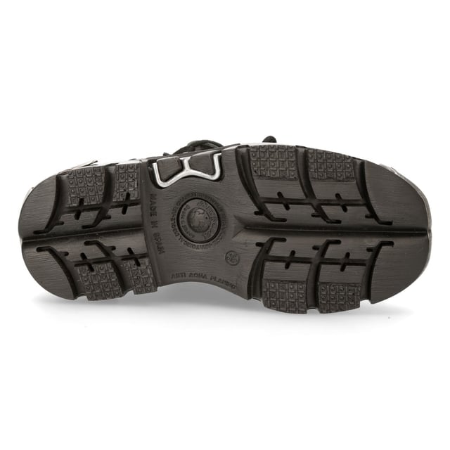 Dieser Stil von Lederstiefeletten ist zum Synonym für den Namen New Rock und die Qualität und den Stil geworden, für die New Rock international bekannt ist. Diese Stiefel sind so gestaltet, dass sie ein unverwechselbares gotisches Erscheinungsbild erzeugen. Sie verfügen über Spikes an der Schuhvorderseite, eine an der Stiefelmanschette hängende Pentagrammkette und Metallplatteneinsätze in der Sohle. Für einen kühnen und modernen Touch sind der Absatz und die Sohle aus Gummi auf eine Höhe von 6 cm bzw. 3 cm erhöht, was diesen Stiefeln eine herausragende Autorität verleiht, die Ihnen einen auffälligen Auftritt verleiht. Darüber hinaus wurden eine weich gepolsterte Innensohle und ein bequemes Innenfutter aus Leder eingeführt, um ein Maß an Komfort zu erreichen, bei dem Ihre Füße es Ihnen danken werden, dass Sie sich für diese Stiefel entschieden haben. • Obermaterial aus hochwertigem schwarzem Leder • 10 cm Schafthöhe • Metallspikes mit Pentagrammkette aus Metall • 6 cm Gummiabsatz und 3 cm Sohle
