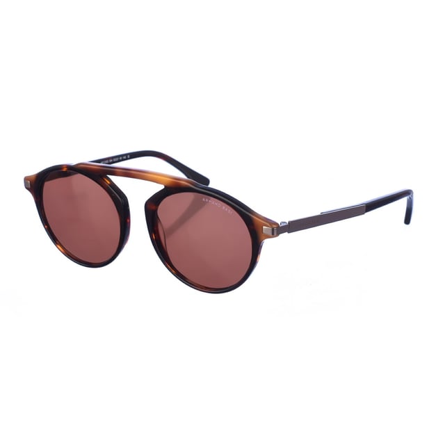 Gafas de sol Armand Basi con montura de acetato.
 Color Habana
 Forma ovalada.
 Lentes de color Ambar oscuro
 Patillas metalicas y acabado en acetato.
  Nombre de la marca grabado en la lente.
 100% Protección UV. 
 Incluye una funda de tela de protección.
Los colores reales del producto pueden variar ligeramente con respecto a los colores que muestra su monitor.
 
 Medidas  Ancho lente: 52 mm. Puente: 21 mm. Patillas: 145 mm.
 
 Limpiar las gafas con agua y jabón (neutro).
 - No utilice paños sucios o abrasivos, que puedan alterar las características de los filtros.
 - Utilice solo accesorios y repuestos originales.