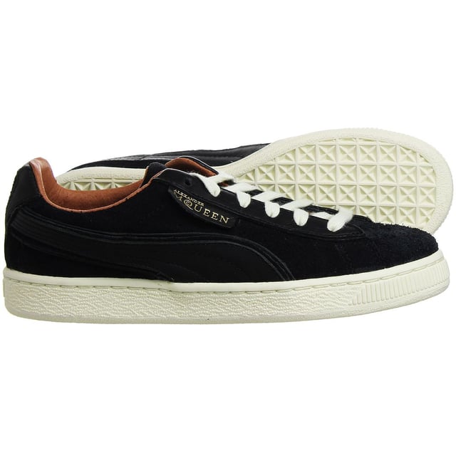Las Puma AMQ (Alexander McQueen) Men's Black Trainers son un par de zapatillas modernas y de alta gama diseñadas en colaboración con la marca Alexander McQueen. Estas zapatillas son conocidas por su diseño único y elegante, que combina la experiencia en ropa deportiva de Puma con la estética de alta costura de Alexander McQueen.

Características principales:

 Color negro: Estas zapatillas vienen en un elegante color negro, que añade un toque de sofisticación y versatilidad a tu colección de calzado.

 Diseño vanguardista:  Las zapatillas AMQ suelen presentar un diseño vanguardista y a la moda, con detalles únicos, materiales de primera calidad y siluetas distintivas.

 Ajuste cómodo:  A la vez que priorizan el estilo, Puma y Alexander McQueen pretenden ofrecer un ajuste cómodo, incorporando a menudo amortiguación y sujeción para tus pies.

 Construcción duradera:  Estas zapatillas están fabricadas con materiales y artesanía de alta calidad, lo que garantiza que mantengan su calidad con el paso del tiempo.

 Cierre de cordones: El cierre de cordones permite un ajuste seguro y regulable, garantizando que las zapatillas permanezcan cómodamente en su sitio.

 Estilo versátil:  Además de ofrecer un aspecto moderno, estas zapatillas son lo suficientemente versátiles como para llevarlas en ocasiones elegantes o informales.

 Marca Puma y Alexander McQueen:  Las zapatillas suelen llevar la marca Puma y Alexander McQueen, lo que indica la colaboración y la fusión de ropa deportiva y alta costura.

Las zapatillas Puma AMQ para hombre en negro son una pieza única para aquellos que aprecian la moda de vanguardia y las colaboraciones con diseñadores. Estas zapatillas son una opción lujosa y elegante para todo tipo de ocasiones, ya sea para ir a la moda, asistir a eventos exclusivos o simplemente para realzar tus conjuntos informales.
