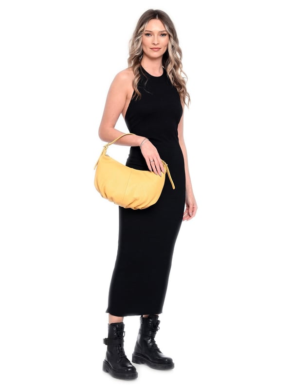 Handbag
100% cow leather
Top zip closure
Inner zip pocket
Dimensions : 22x31x2 cm
Handle: 47 cm adjustable