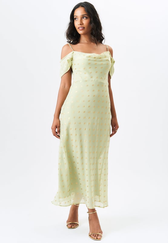 La elegancia se une a la comodidad con nuestro vestido largo metalizado con mangas caídas y cuello vuelto. El rico color negro, el diseño de cuello vuelto y las mangas caídas brindan el equilibrio perfecto entre moda y comodidad. Siéntete segura y elegante en cualquier evento con este vestido imprescindible.
