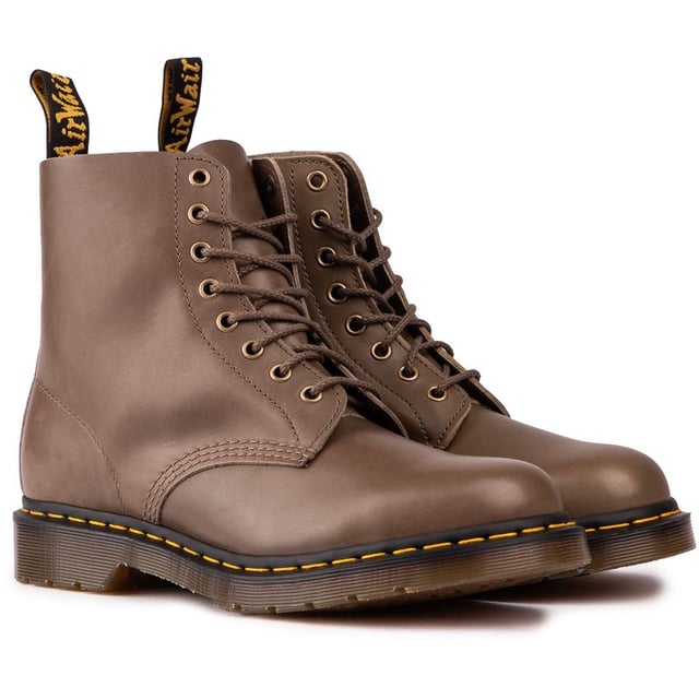 Botas con cordones Dr. Martens 1460 para hombre, con parte superior de piel, con sistema de cordones de 8 ojales y suela AirWair con cerco del buen año y pisada resistente. Estos botines de caña alta tienen el ADN original de Doc Martens, incluido el característico lazo en el talón AirWair, costuras amarillas y una calidad sin concesiones.