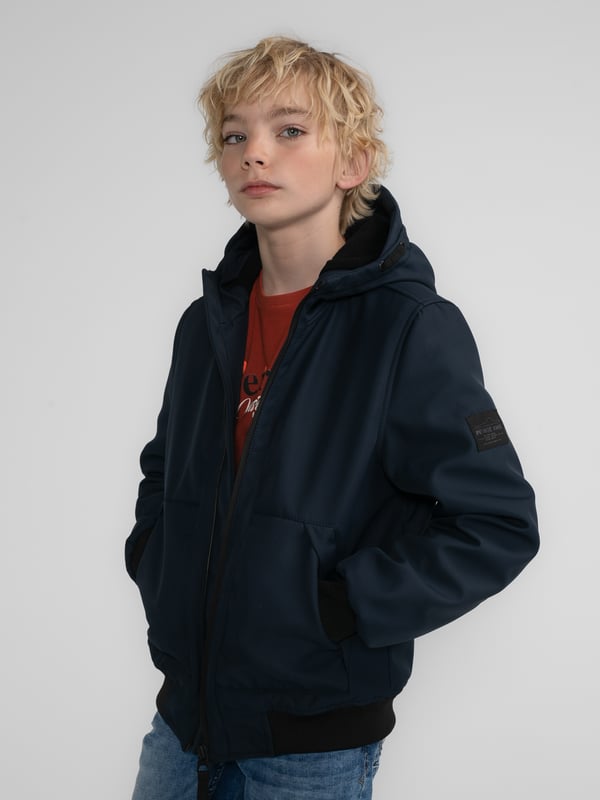 Bomberjacke mit Petrol-Badge auf dem Ärmel. Die Jacke hat einen Reißverschluss, Seitentaschen, eine Kapuze und eine Innentasche. In verschiedenen Farben erhältlich. Hergestellt aus 100 % Polyester. BomberjackePetrol-BadgeReißverschluss und Kapuze Seitentaschen und Innentasche100 % Polyester