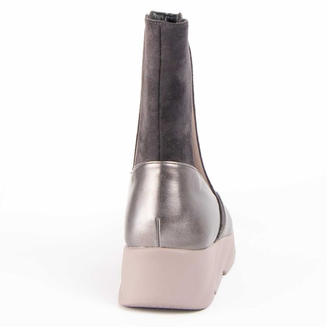 Botín de cuña casual para mujer. Calce cómodo. Plantilla acolchada de piel natural. Fabricado por otras marcas para nuestra marca. Medidas aproximadas: 14 cm de alto de caña y 12 cm de ancho de caña.