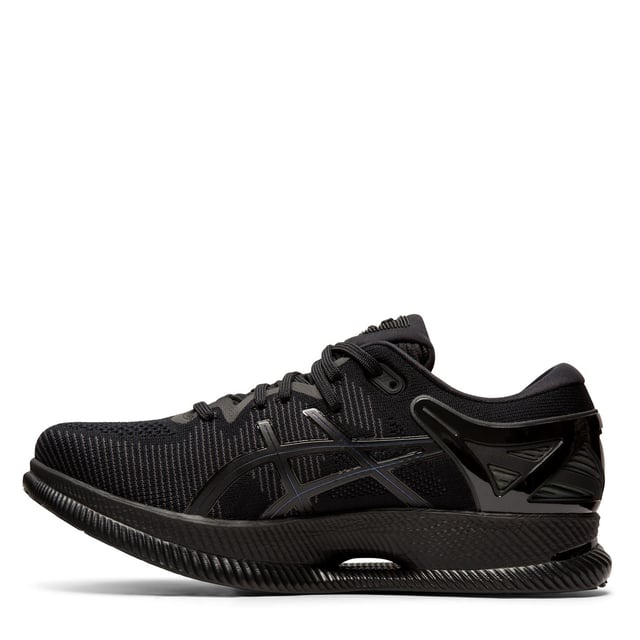 Las zapatillas de running ASICS MetaRide para hombre son la cúspide de la innovación en el mundo de las zapatillas de running, diseñadas para proporcionar una comodidad, eficiencia energética y rendimiento excepcionales a los corredores masculinos. Estas zapatillas presentan una tecnología de vanguardia y un diseño cuidado para mejorar tu experiencia de carrera. A continuación, te presentamos las principales características de las zapatillas de running para hombre MetaRide de ASICS:

Características principales:

 Tecnología Guidesole:  La característica más destacada de las zapatillas MetaRide es la innovadora tecnología Guidesole. Este diseño de suela de balancín ayuda a reducir la flexión del tobillo, lo que conduce a una marcha más eficiente. Favorece unas transiciones más suaves del talón a la punta del pie, conservando la energía y reduciendo la fatiga durante las carreras largas.

 Entresuela FlyteFoam Propel:  La entresuela FlyteFoam Propel proporciona una amortiguación ligera y receptiva, ofreciendo comodidad y durabilidad. Reduce el peso total de la zapatilla a la vez que mantiene un alto nivel de retorno de energía, ayudándote a mantener la velocidad y la eficiencia.

 Tecnología de amortiguación Gel:  Estas zapatillas cuentan con amortiguación Gel en el retropié para absorber el impacto en el momento del choque, reduciendo el riesgo de lesiones relacionadas con el impacto durante tus carreras.

 Suela de goma AHAR:  La suela exterior ASICS High Abrasion Rubber (AHAR) ofrece una excelente tracción y durabilidad, garantizando estabilidad y agarre en diversas superficies.

 Construcción sin costuras:  Las zapatillas cuentan con una construcción sin costuras para minimizar la fricción y reducir el riesgo de irritación o ampollas, incluso durante las carreras más largas.

 Parte superior transpirable:  La parte superior de la zapatilla está fabricada con un material de malla transpirable que mantiene los pies frescos y bien ventilados durante las carreras. Esto ayuda a prevenir molestias y ampollas.

 Plantilla OrthoLite X-40:  La plantilla OrthoLite X-40 mejora la amortiguación, el control de la humedad y la transpirabilidad. Se puede quitar si prefieres usar plantillas ortopédicas personalizadas.