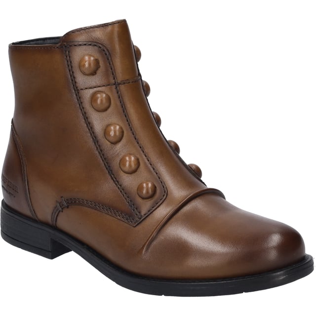 Entdecke die Eleganz und das unvergleichliche Tragegefühl mit der Stiefelette Simona 04 von JOSEF SEIBEL in der faszinierenden Farbe Cognac. Dieser Damenschuh vereint modernen Komfort mit der Perfektion in Passform und Funktion, umschmeichelt von hochwertigen Materialien. Gefertigt aus feinstem Nappa-Rindsleder, bietet dieses Modell durch seine Verarbeitung in der besonderen AGO-Machart - eine leichte und formbeständige Konstruktion, bei der das Obermaterial sanft mit der Innensohle verklebt und die Laufsohle anschließend aufgeklebt wird - eine dauerhafte Qualität und Haltbarkeit. Die TR-Sohle, ein thermoplastischer Kautschuk, zeichnet sich durch ihre gute Rutschfestigkeit und Langlebigkeit aus und ist dabei leichter als traditionelle Gummisohlen. Für ein individuelles Tragegefühl lässt sich die Innensohle aus Leder problemlos herausnehmen und durch ein persönliches orthopädisches Fußbett ersetzen. Der praktische Reißverschluss erleichtert das An- und Ausziehen, während der Blockabsatz mit einer Höhe von 2 cm für einen sicheren Stand sorgt. Ideal für die Freizeitgestaltung im Herbst, lässt sich die Simona 04 Stiefelette sowohl beim entspannten Stadtbummel als auch bei Outdoor-Aktivitäten tragen. JOSEF SEIBEL setzt mit diesem Schuh auf Slow Fashion - eine bewusste Entscheidung gegen die schnelllebige Fast Fashion - und unterstreicht damit das Engagement für Nachhaltigkeit und Qualität. Lasse dich von diesem Schuhwerk auf Schritt und Tritt begleiten und genieße das Gefühl von Wohlsein und Bequemlichkeit in jeder Situation.