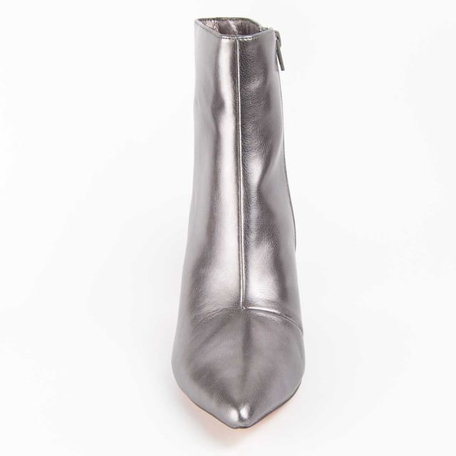 Women's ankle boots with heel. Comfortable fit. Cushioned natural leather insole. Manufactured by other brands for our brand. Approximate measurements: 7 cm heel, 17 cm high and 10 cm wide.