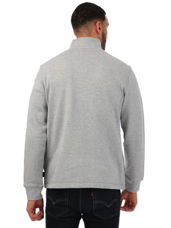 Upgrade je casual garderobe met de Ted Baker Kilburn Half Zip Sweatshirt voor heren in grijs. Met een stijlvolle hoge hals en halve rits voor gemakkelijke draagbaarheid biedt deze trui zowel comfort als een strakke uitstraling. Voorzien van geribbelde boorden en zoom voor een perfecte pasvorm, terwijl het kenmerkende Magnolia-accent een verfijnde touch geeft. Gemaakt van 100% katoen, is dit regular-fit kledingstuk perfect voor dagelijks comfort en stijl