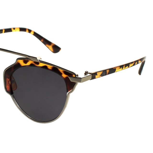 Must Have unisex sunglasses with an oval design and metal and polycarbonate frame, combining durability and lightness.

 Equipped with UV 400 protection polarized lenses, they block 100% of UVA and UVB rays, providing clear vision and reducing glare in bright environments.

 The oval shape adds an elegant and timeless touch, ideal for complementing any style.

 They include the Must Have logo engraved on the temples and on one of the lenses, providing a distinctive detail.

 They include a soft cleaning cloth to keep your lenses spotless and a protective case to store them safely.

 Perfect for complementing any look, these glasses are ideal for those looking for protection and style in one piece.
 Measures: Lens height: 54 mm, Lens width: 48 mm, Bridge: 12 mm, Temples: 130 mm
 Composition: Metal, Polycarbonate
 Care:
- Wash only with water or, if necessary, a mild soap.
 - Dry with a soft cloth to avoid scratches.
 - Avoid contact with harsh surfaces or abrasive liquids.