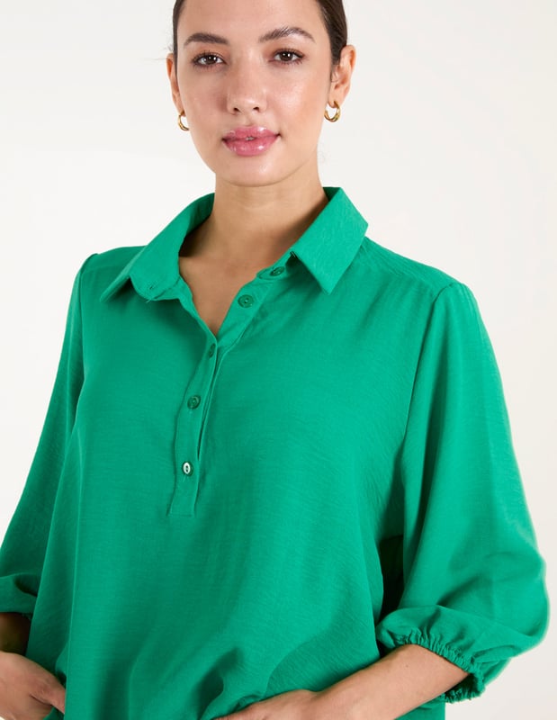 Need a workwear piece that shouts chic this summer? Discover this shirt, perfect for making a statement in the office.