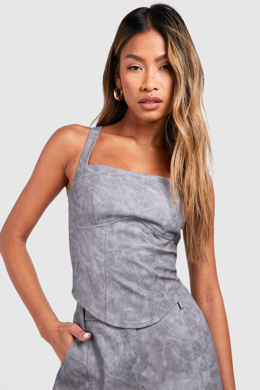 Calling all trend-obsessed: category is... regency vibes. This waist-defining corset top shapes and contours the body, accentuating the bust and creating a snatched silhouette. With strappy tops that'll look fire with that perfect pair of jeans, blouses that'll turn heads in the office, and bustiers that are just waiting to be matched with some hot leather look trousers, it will be love at first scroll when you lay eyes upon our collection of corset tops.Style: CorsetDesign: PlainFabric: PULength: RegularSleeve Length: StrappyModel's height: 173cm / 5'8"