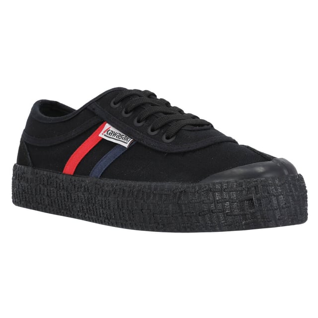 Siente el confort con cada pisada con las nuevas zapatillas de lona Retro. Ahora con una nueva suela 3,2 cm y una doble plantilla interior, las Retro combinan comodidad y moda en un solo zapato. Esta zapatilla de estilo retro utiliza ideas de los años 90 con un nuevo confort y crea un universo retro, que con sus múltiples combinaciones de colores alegra tu estilo diario.