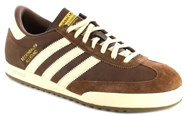 Adidas Beckenbauer Herren-Sneaker Braun Adidas Beckenbauer Sneaker werden von Franz Beckenbauer unterstützt, einem der größten deutschen Fußballer aller Zeiten. Er verlieh diesem Schuh sein Gesicht, das auf jedem einzelnen Zungenetikett zu sehen ist.
Obermaterial aus Leder/Wildleder
Innenmaterial aus Textil
Gummisohle
Trefoil-Profil
Schnürverschluss