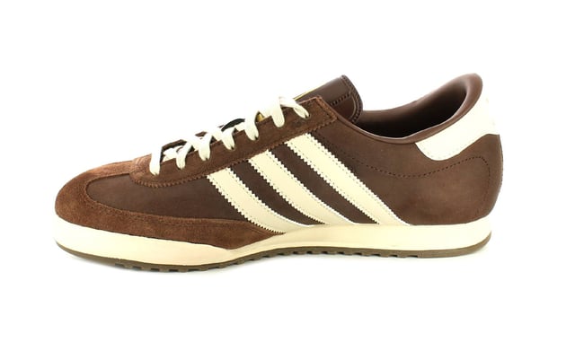 Adidas Beckenbauer Herren-Sneaker Braun Adidas Beckenbauer Sneaker werden von Franz Beckenbauer unterstützt, einem der größten deutschen Fußballer aller Zeiten. Er verlieh diesem Schuh sein Gesicht, das auf jedem einzelnen Zungenetikett zu sehen ist.
Obermaterial aus Leder/Wildleder
Innenmaterial aus Textil
Gummisohle
Trefoil-Profil
Schnürverschluss
