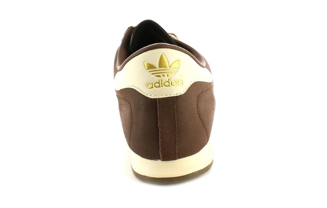 Adidas Beckenbauer Herren-Sneaker Braun Adidas Beckenbauer Sneaker werden von Franz Beckenbauer unterstützt, einem der größten deutschen Fußballer aller Zeiten. Er verlieh diesem Schuh sein Gesicht, das auf jedem einzelnen Zungenetikett zu sehen ist.
Obermaterial aus Leder/Wildleder
Innenmaterial aus Textil
Gummisohle
Trefoil-Profil
Schnürverschluss