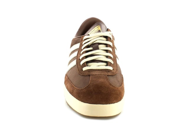 Adidas Beckenbauer Herren-Sneaker Braun Adidas Beckenbauer Sneaker werden von Franz Beckenbauer unterstützt, einem der größten deutschen Fußballer aller Zeiten. Er verlieh diesem Schuh sein Gesicht, das auf jedem einzelnen Zungenetikett zu sehen ist.
Obermaterial aus Leder/Wildleder
Innenmaterial aus Textil
Gummisohle
Trefoil-Profil
Schnürverschluss