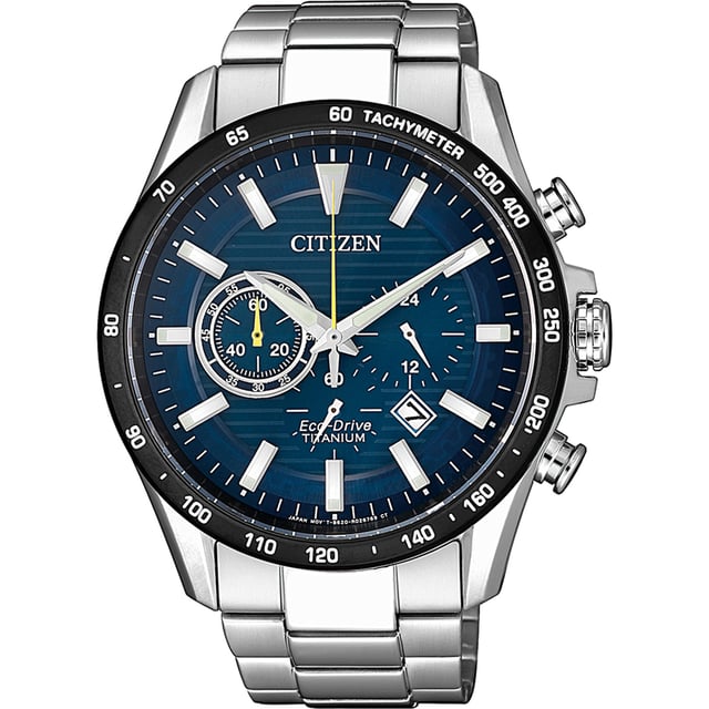 Diese Citizen  Chronograph Uhr für  Herren ist das perfekte Accessoire zum tragen oder verschenken. Ihr Silber 42 mm Rund Gehäuse kombiniert mit dem bequemen Silber Armband aus  Titan garantiert, dass Sie diese atemberaubende Uhr kompromisslos genießen werden. Angetrieben von einem hochwertigen Eco-Drive Uhrwerk und wasserdicht bis 10 bars, läuft Ihre Uhr stets weiter. Diese Sportliche Uhr verfügt über eine Eco-Drive-Technologie (wird von jeder Lichtquelle aufgeladen; benötigt keine Batterie) -Diese Chronograph Uhr verfügt über eine Kalenderfunktion: Datum, Solar , Stoppuhr, 24-Stunden-Anzeige, Leuchtziffern, Leuchtzeiger Diese hochwertige Uhr hat ein Silber Edelstahl Band ( 21 cm Länge und 21 mm Breite) mit einer Faltschließe mit Druckverschluss Gehäusedurchmesser: 42 mm,Gehäuse Höhe: 12 mm, Gehäusefarbe: Silber Zifferblattfarbe: Blau