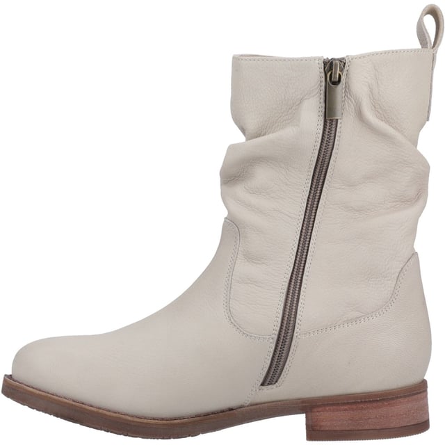 With it's ruched detailing and quality leather upper this boot is an amazing choice for the colder months, with it's warm fleece lining  and durable sole you'll stay comfortable and look great every day