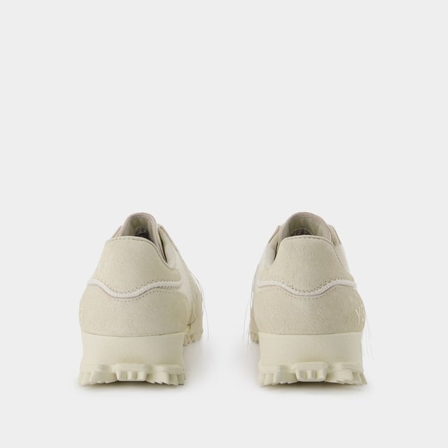Colores: Blanco - Off White/Off White/Off White. Material principal: piel de ternero lisa. Material de la suela: caucho. Cierre: cordones en la parte superior. Forma de la punta: redonda. Ajuste: fiel a la talla - Tallaje: europeo.